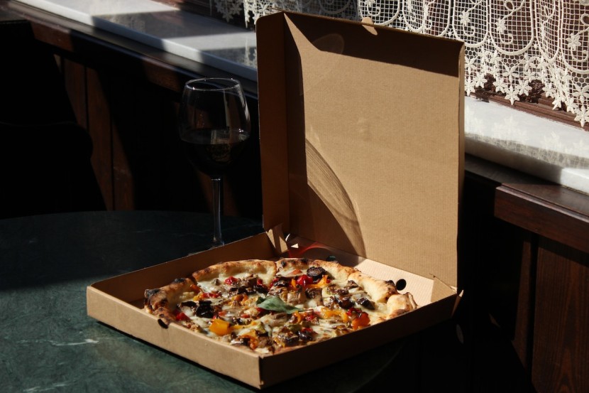 Andrew Tate Arrest Videos Go Viral as Romanian Police Raid His House; Did Pizza Box Really Gave His Location Away?