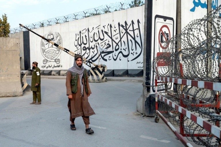 Afghanistan's morality ministry has informed journalists that a ban on taking and publishing images of living things would be gradually implemented