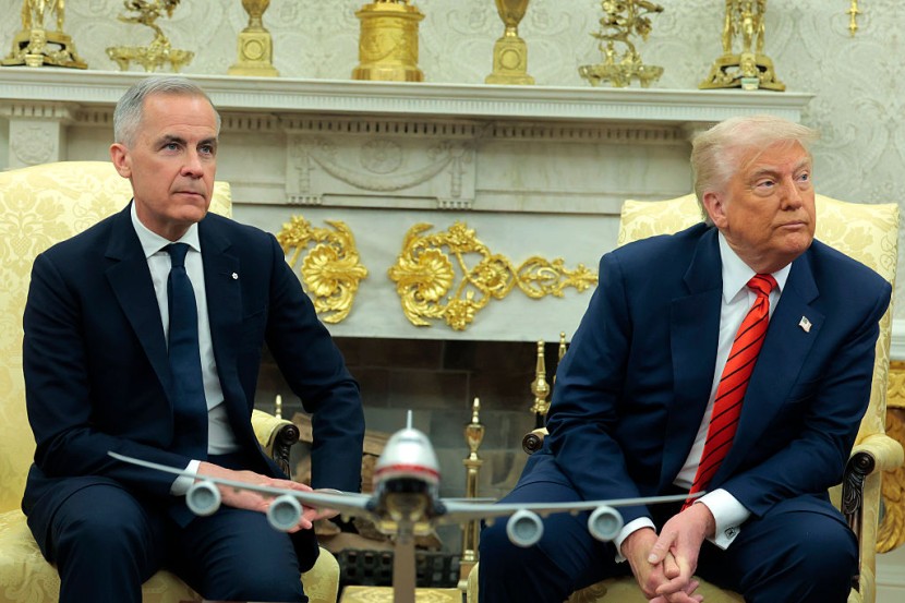 U.S. President Donald Trump (R) with Canadian PM Mark Carney