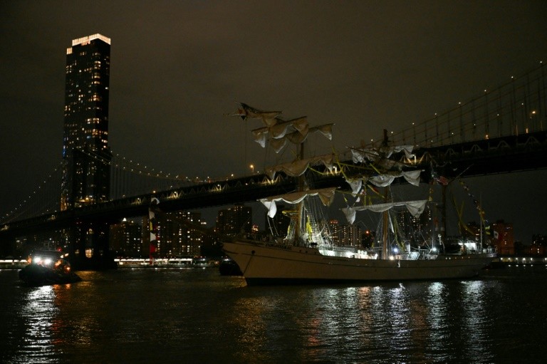 The Mexican Navy training ship lost power before hitting the Brooklyn Bridge, New York police chief of special operations Wilson Aramboles said