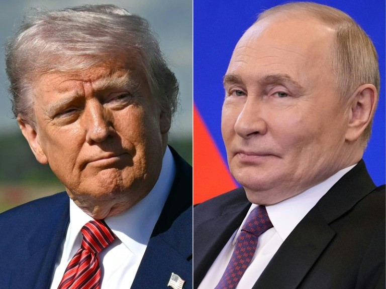 Russian President Vladimir Putin (R) told US President Donald Trump (L) that Moscow would continue to take part in negotiations