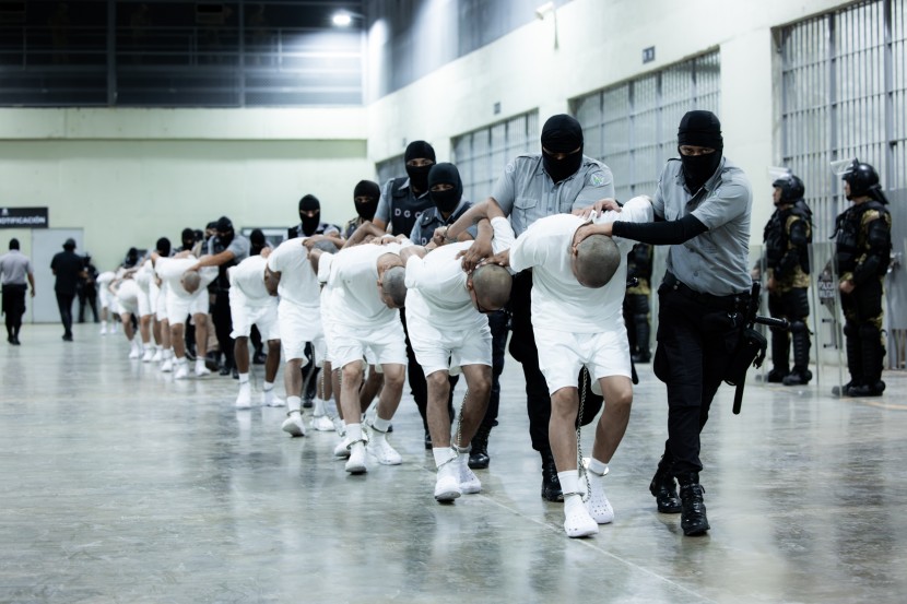 Salvadoran Government Receives 238 Alleged Members Of Criminal Organizations 'Tren