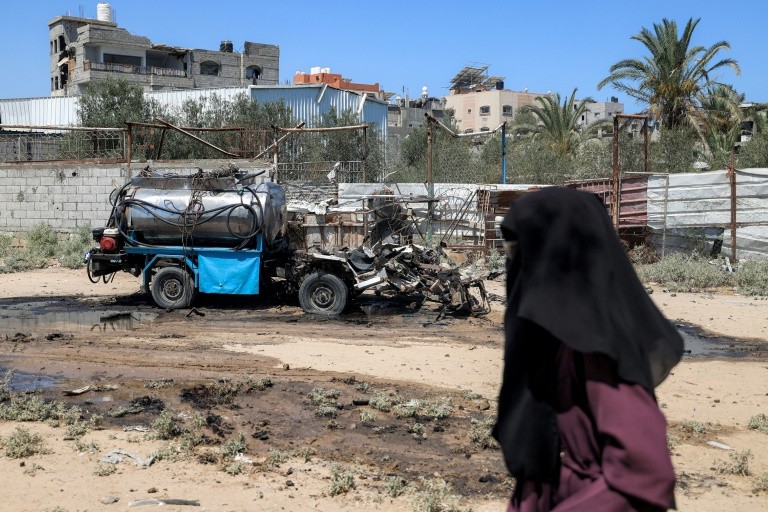 A fresh wave of Israeli strikes hit Gaza on Monday as talks to halt the fighting entered their second week