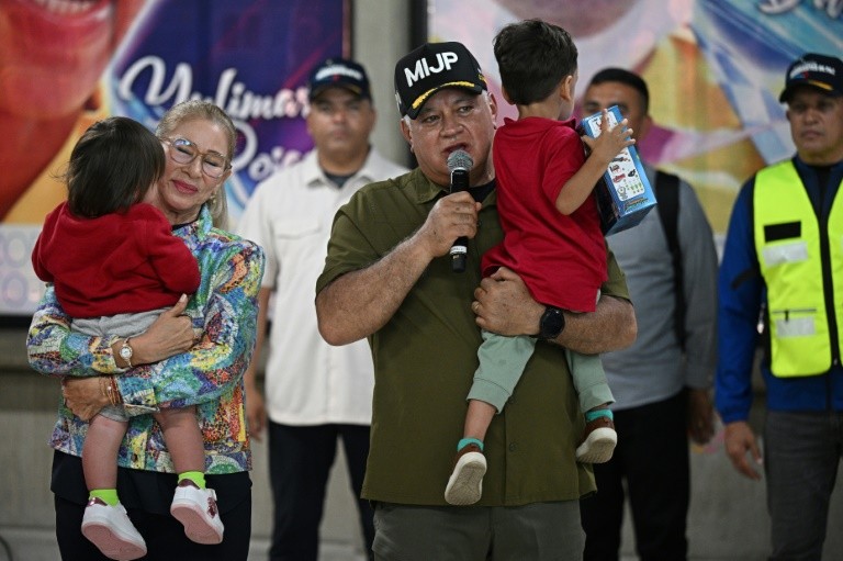 Venezuela's Interior Minister Diosdado Cabello with one of the repatriated children