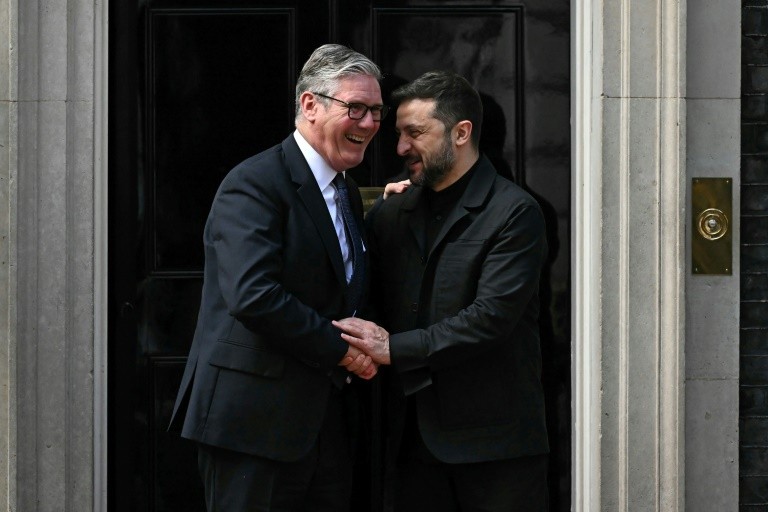 Ukrainian President Volodymyr Zelensky (R) was to arrive at 9:30 am (0830 GMT) at Downing Street, Prime Minister Keir Starmer's said