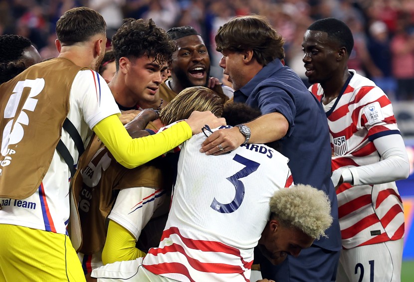 Pochettino and U.S. players celebrate win over Paraguay