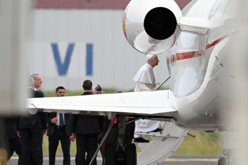 Pope Leo XIV boards the jet offered by Spain's king