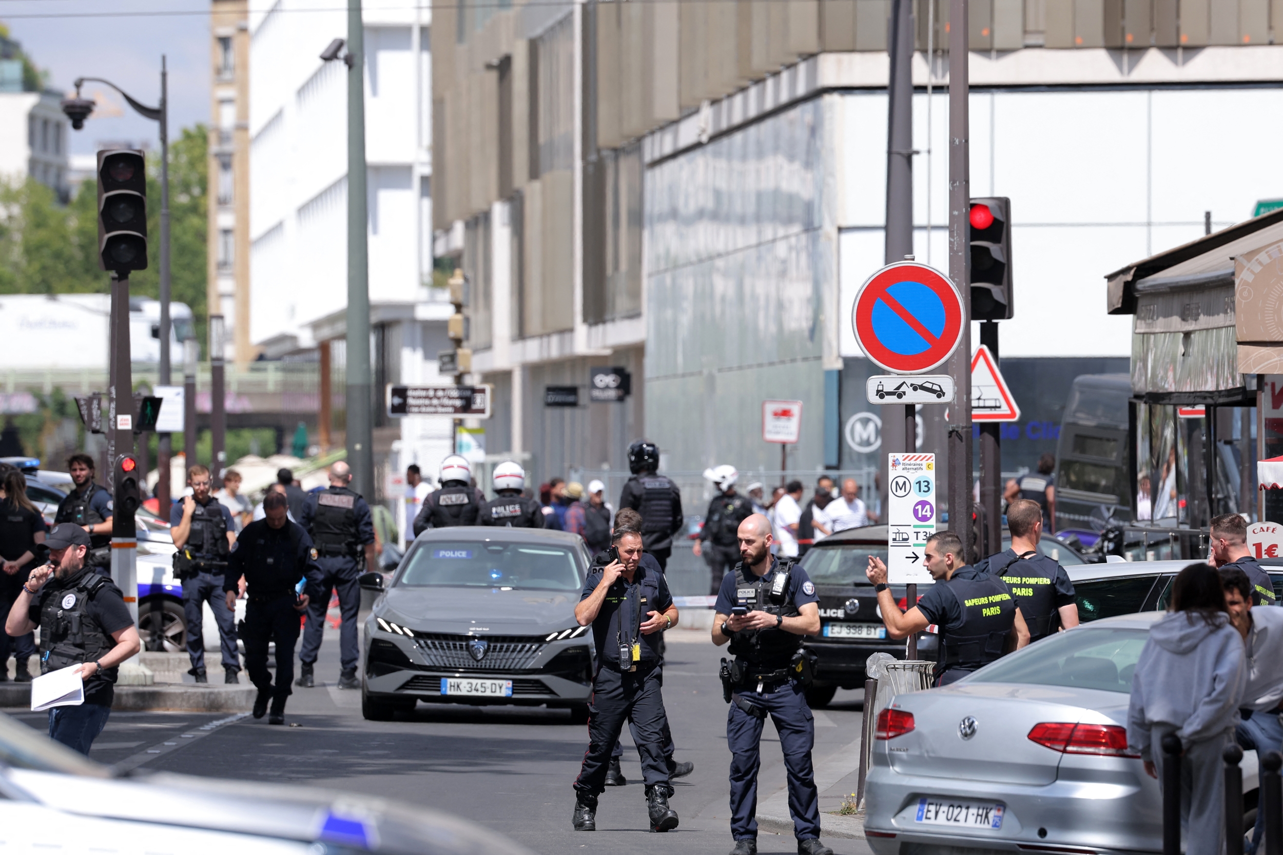 Man Arrested After Paris Knife Attack Wounds 3 Women