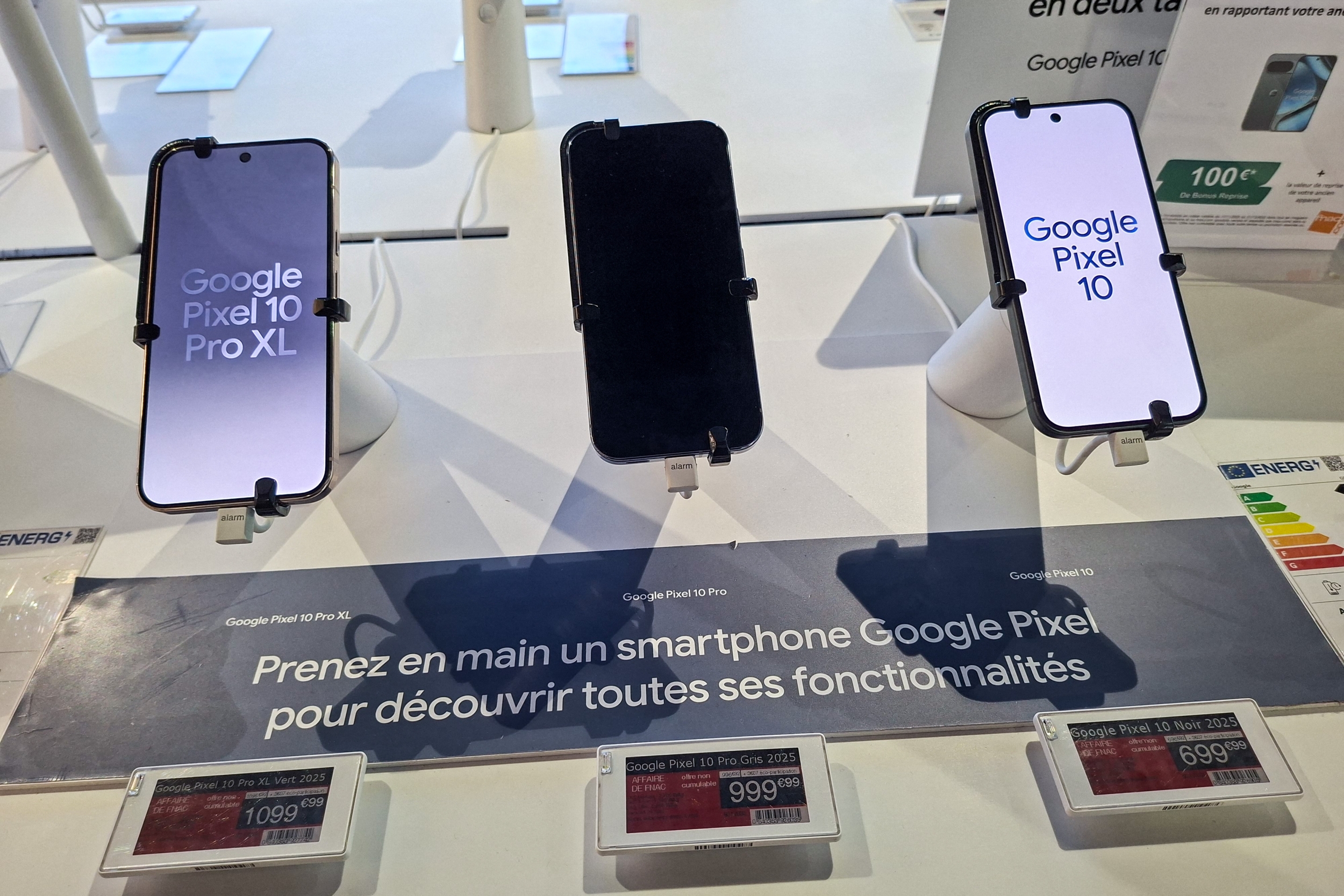 Photo: hngn.com Google Pixel 10 Series on Display at Paris Electronics Store
