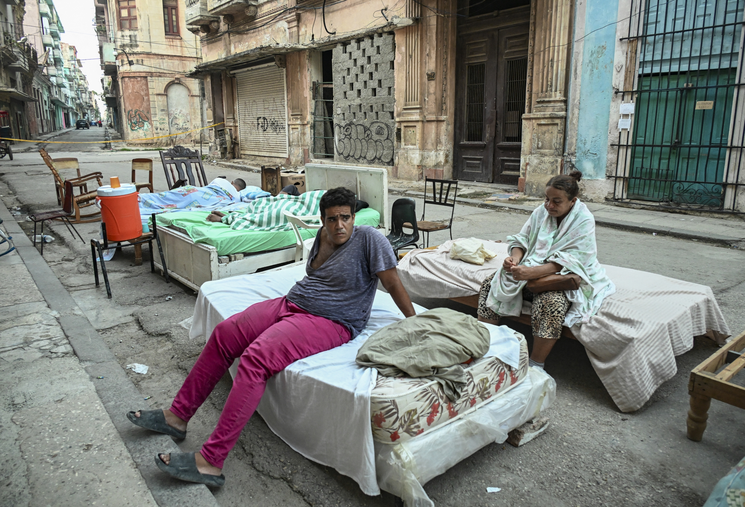 US Hits Cuba With New Sanctions, Detains Americans Returning From Island