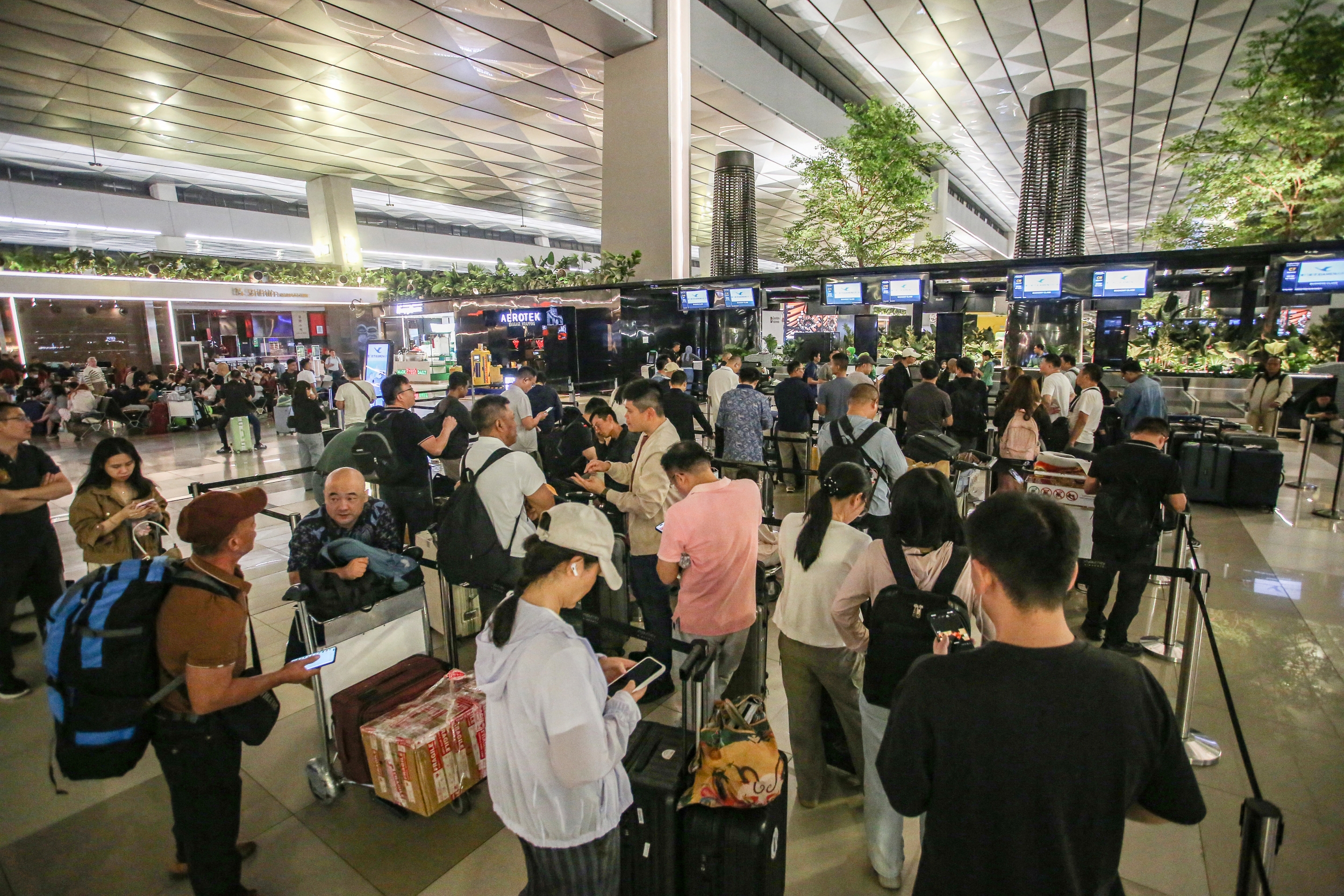Volcano Eruption Closes 8 Indonesian Airports, Strands Thousands